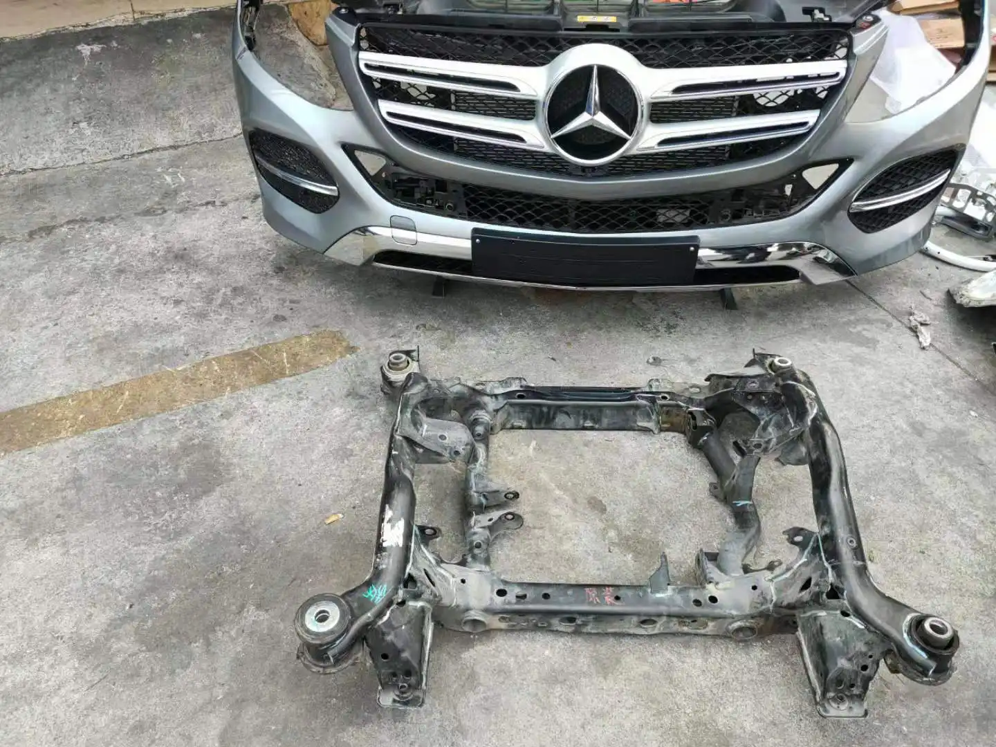 Mercedes Benz W292 GLE nose cut