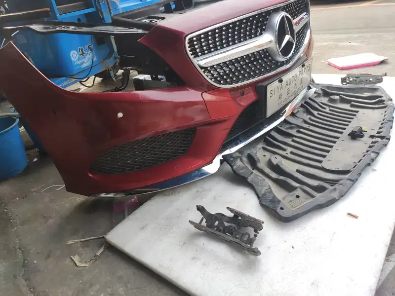 MERCEDES Benz w218 cls nose cut