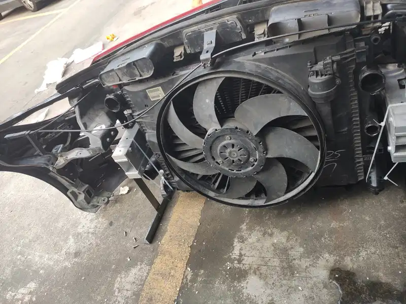 MERCEDES Benz w218 cls nose cut