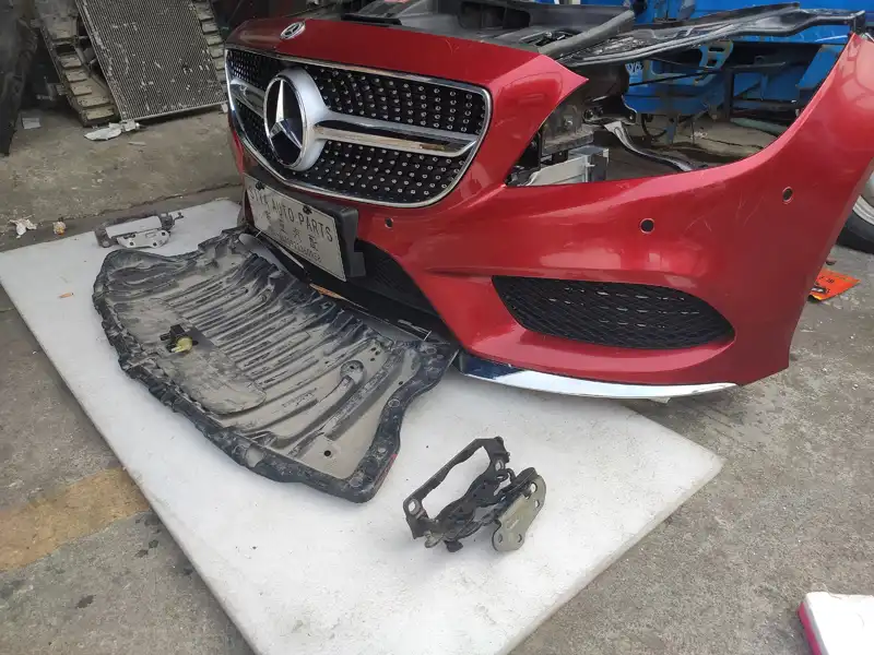 MERCEDES Benz w218 cls nose cut
