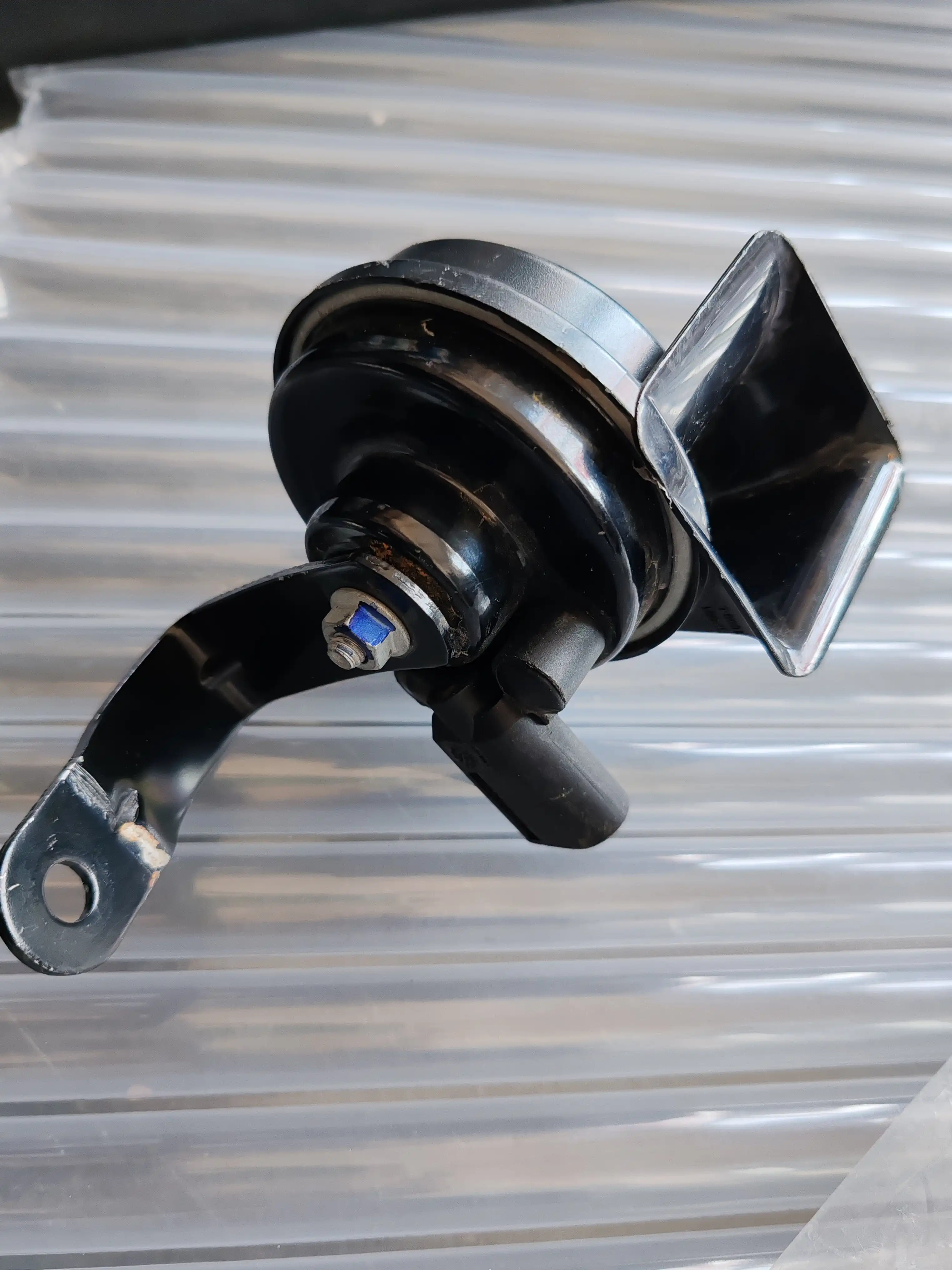 High pitched speaker low pitched speaker signal horn