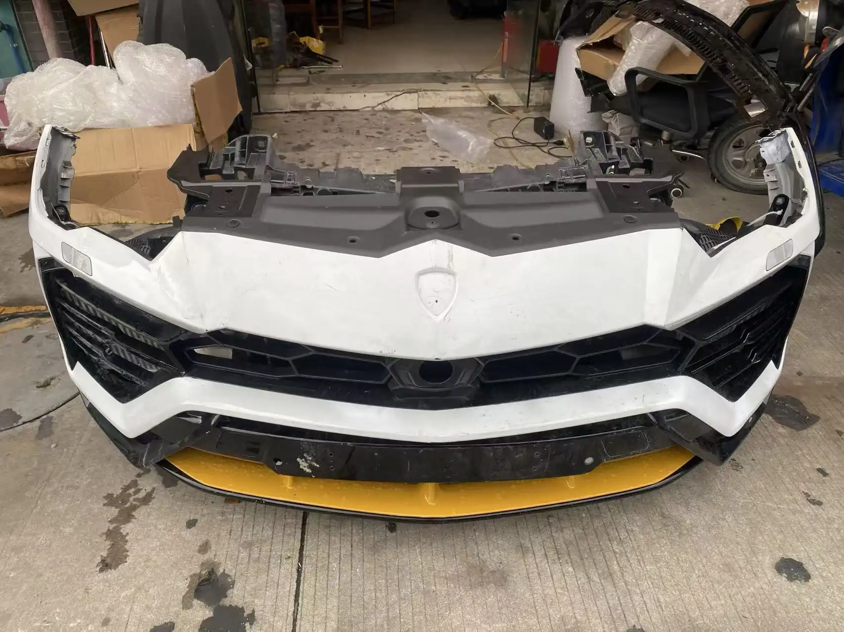 Lamborghini urus nose cut