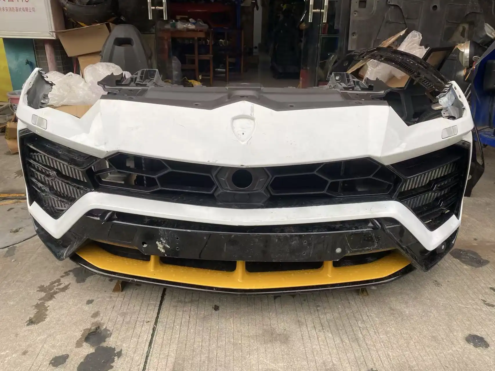 Lamborghini urus nose cut