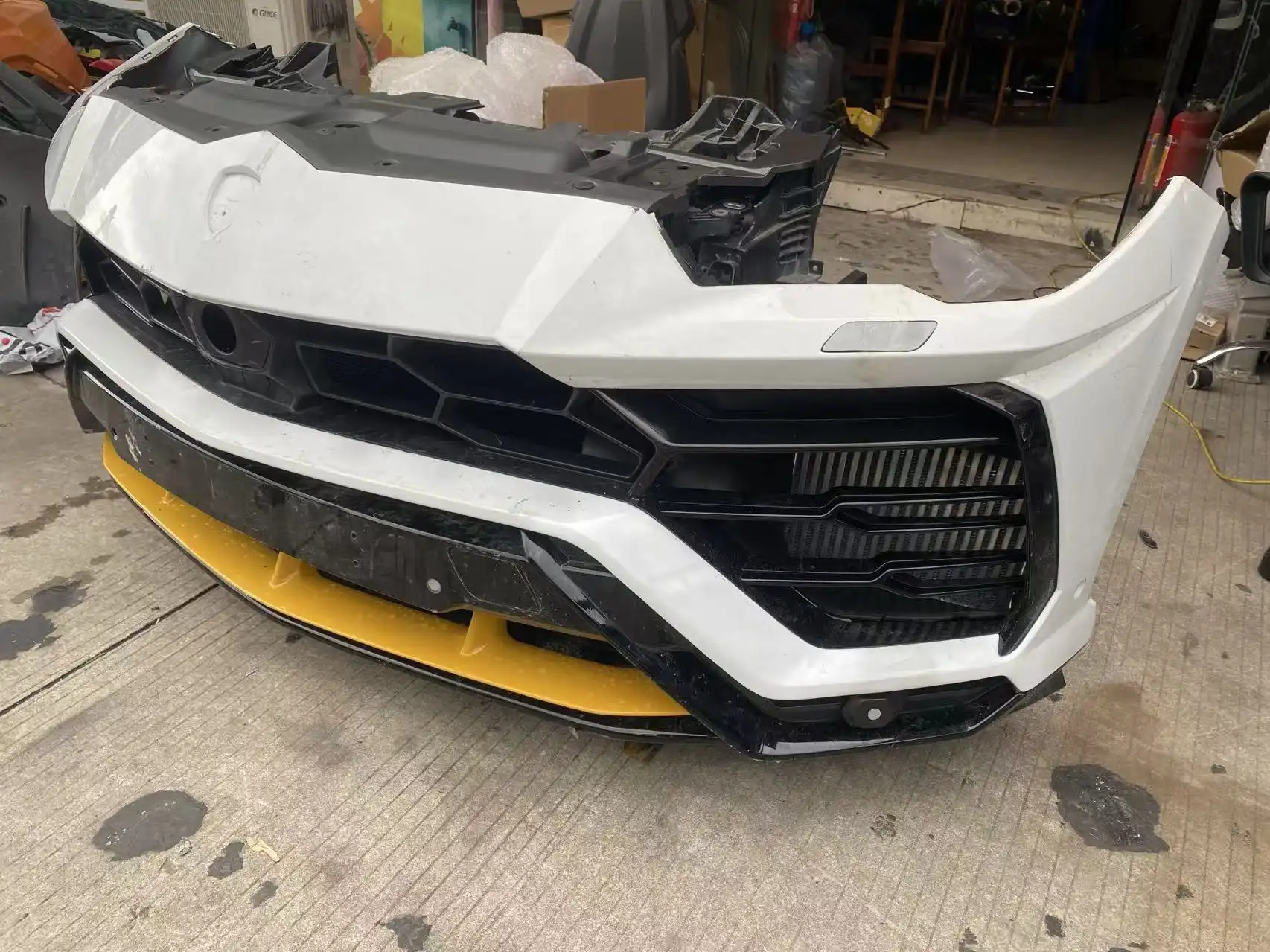 Lamborghini urus nose cut