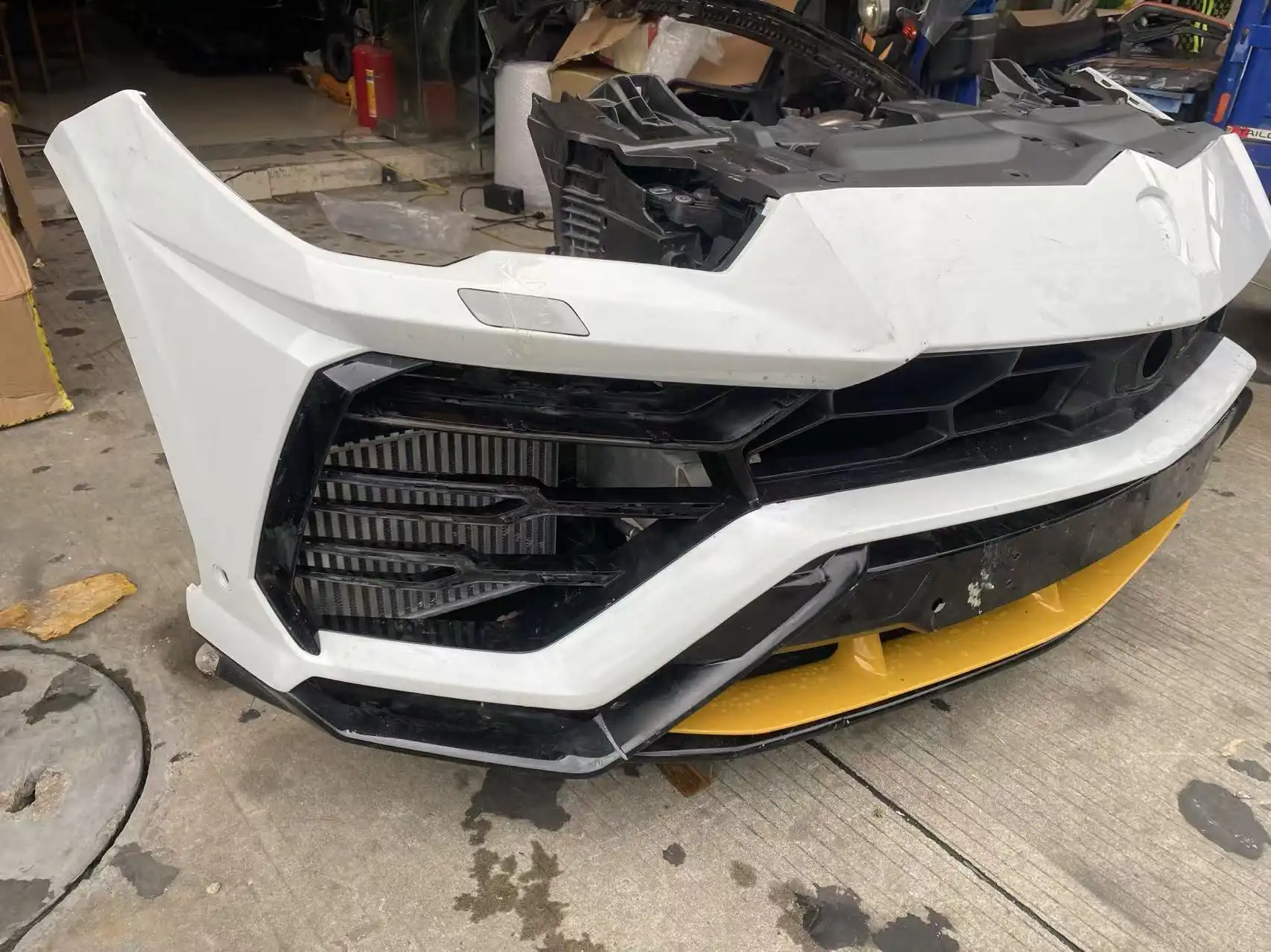 Lamborghini urus nose cut